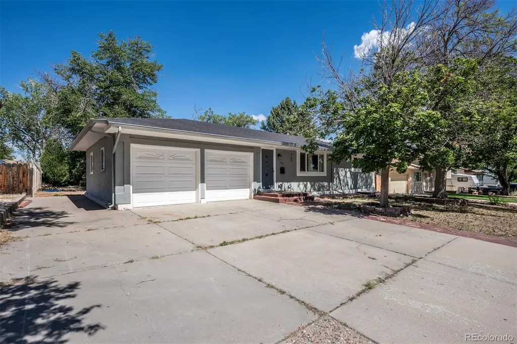 40 Normandy Circle Pueblo CO 81001