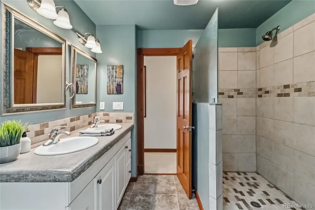 8124 S Ireland Way Aurora CO 80016