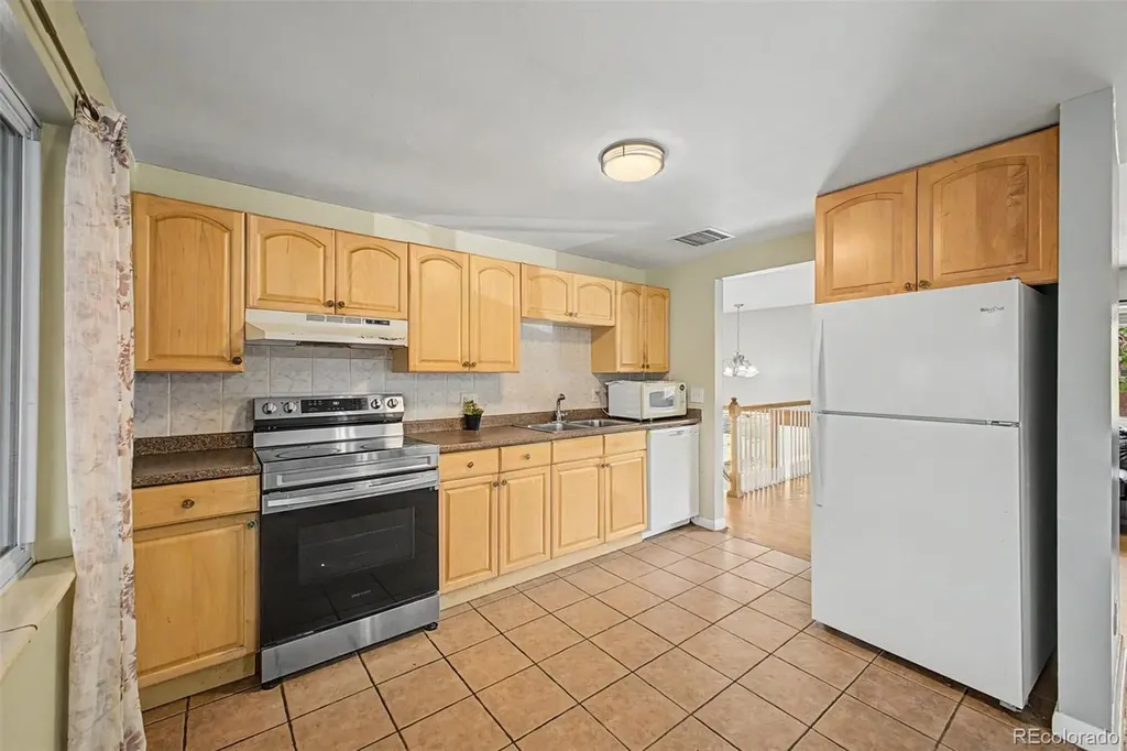 933 Newcombe Street Lakewood CO 80215
