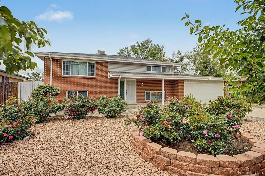 933 Newcombe Street Lakewood CO 80215