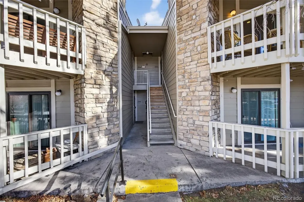 8225 Fairmount Drive Denver CO 80247