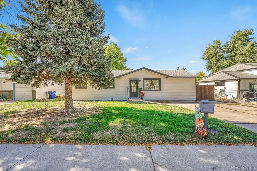 841 S Oakland Street Aurora CO 80012