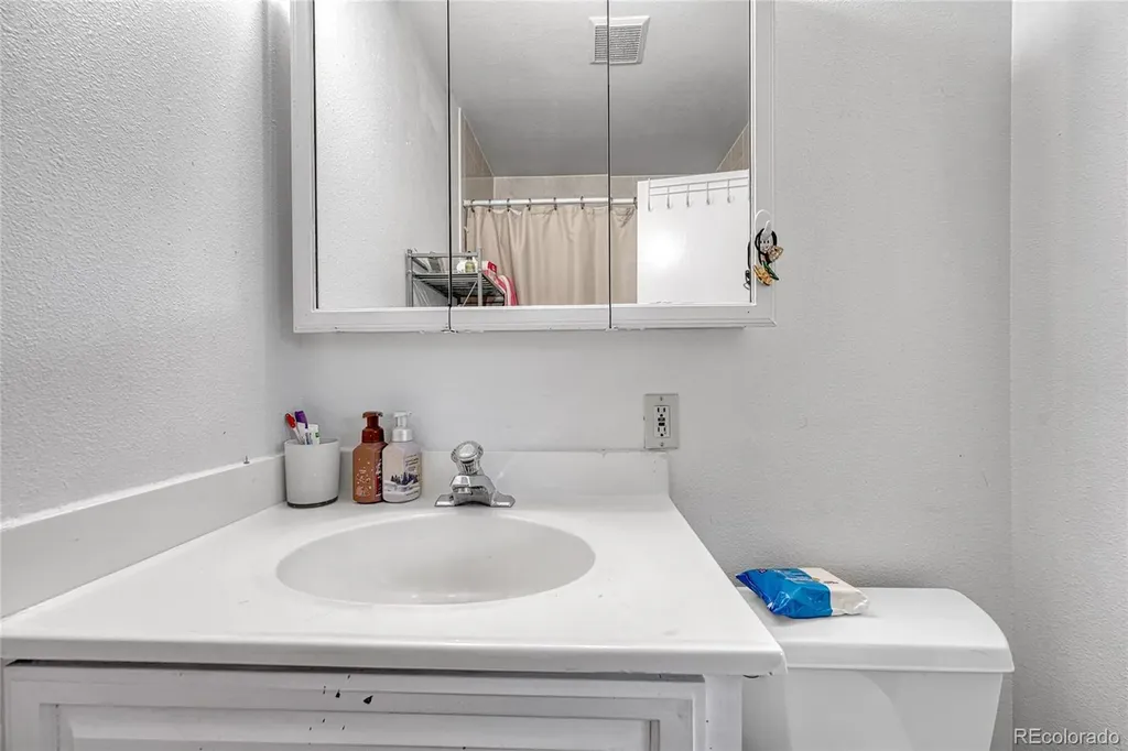 841 S Oakland Street Aurora CO 80012