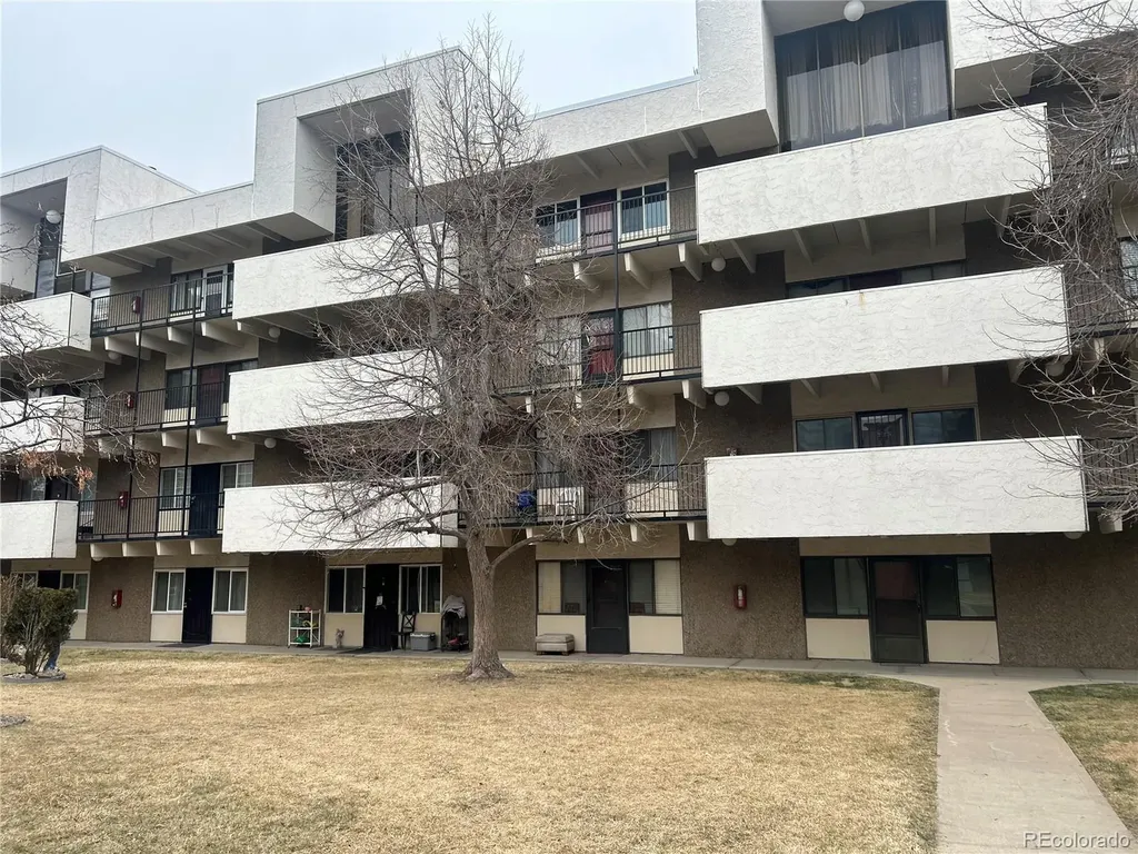 384 S Ironton Street Aurora CO 80012