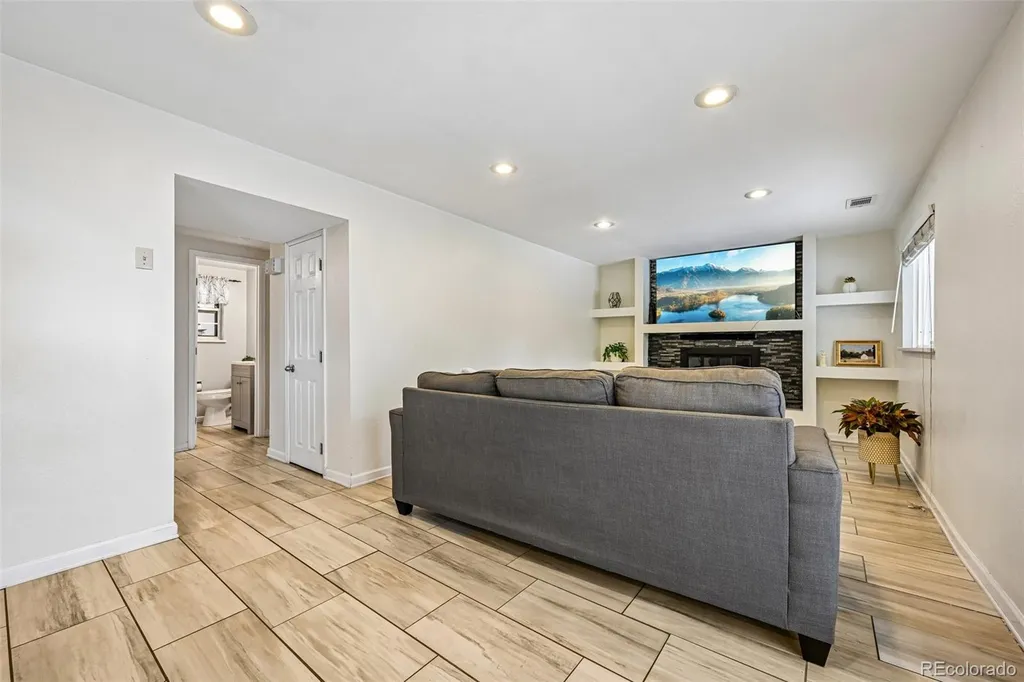 392 Zion Street Aurora CO 80011
