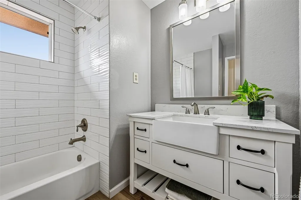 392 Zion Street Aurora CO 80011