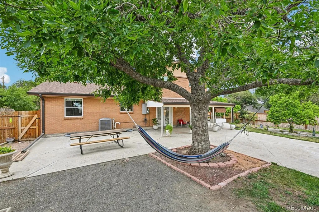 392 Zion Street Aurora CO 80011