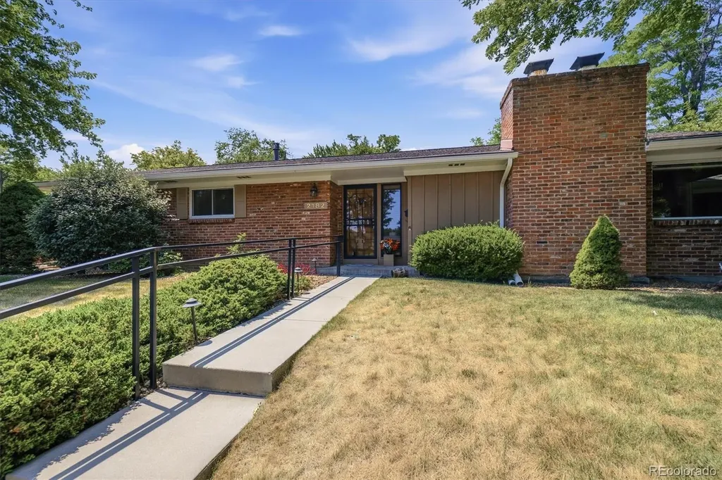 2182 W Briarwood Avenue Littleton CO 80120