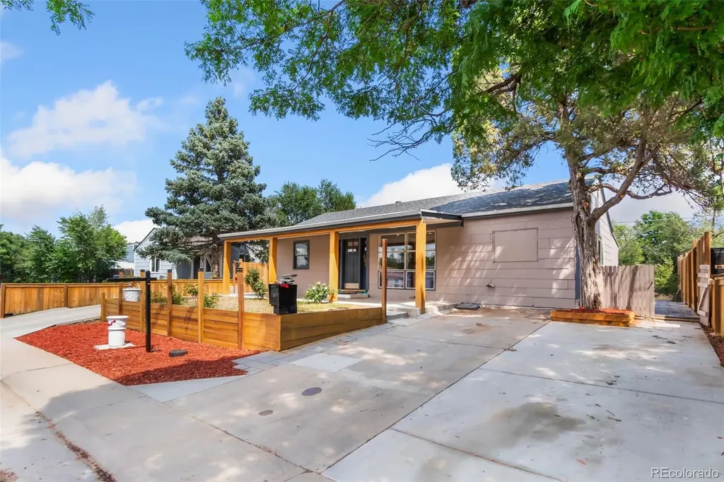 886 Kingston Street Aurora CO 80010