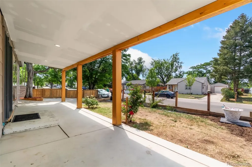 886 Kingston Street Aurora CO 80010
