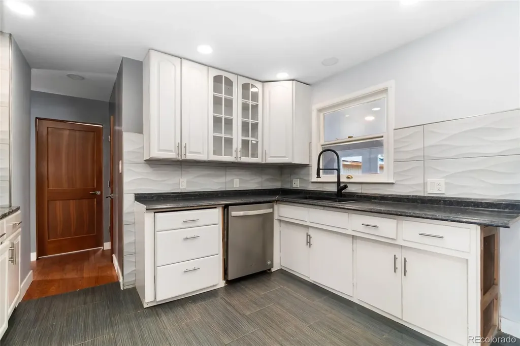 886 Kingston Street Aurora CO 80010