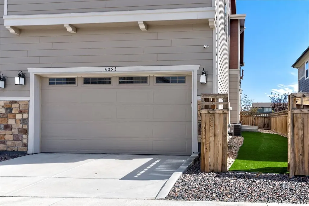 6253 N Liverpool Street Aurora CO 80019