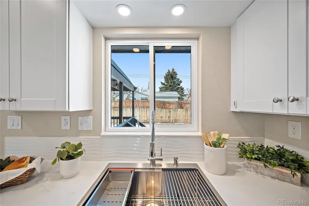 702 Paradise Lane Colorado Springs CO 80904