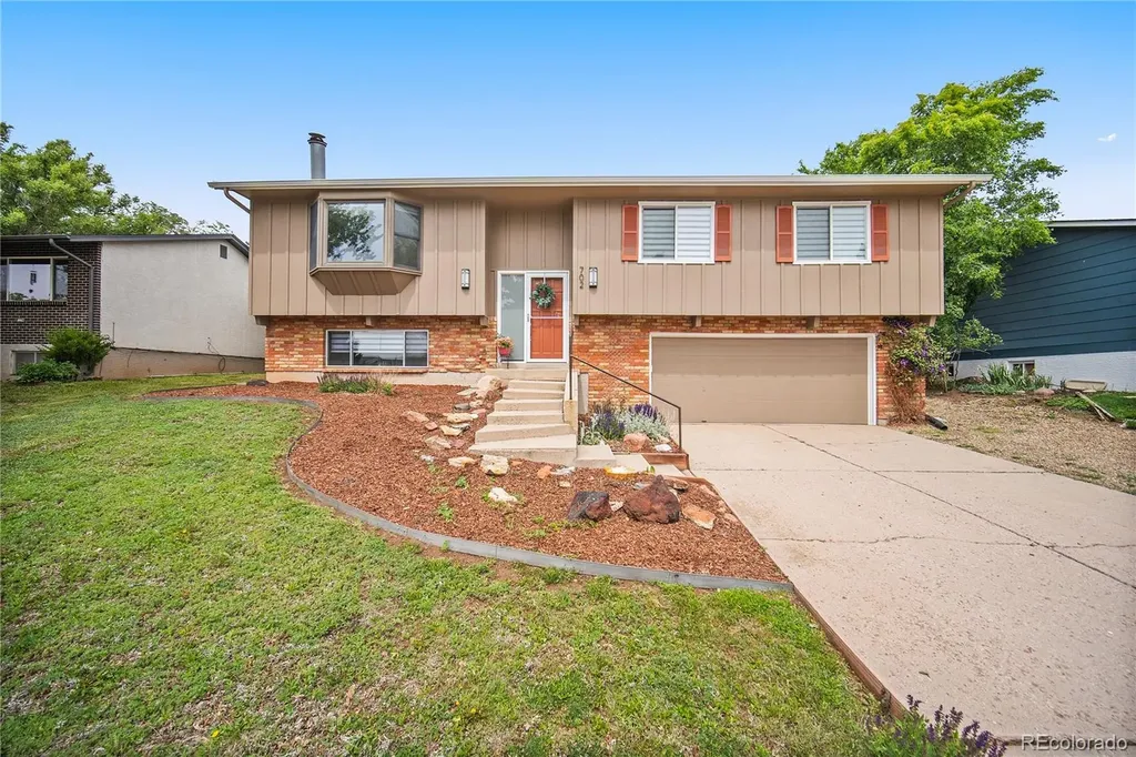 702 Paradise Lane Colorado Springs CO 80904