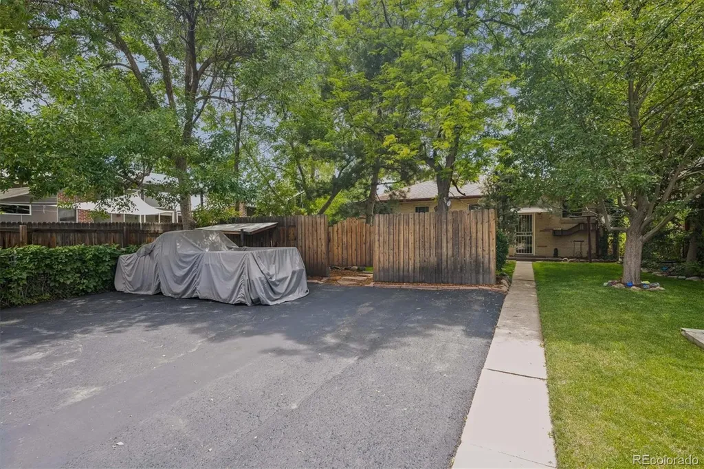 2835 Dahlia Street Denver CO 80207