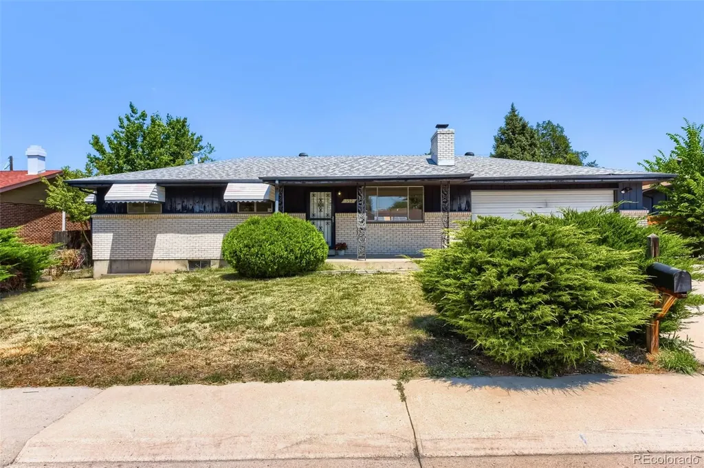 392 S Peoria Circle Aurora CO 80012