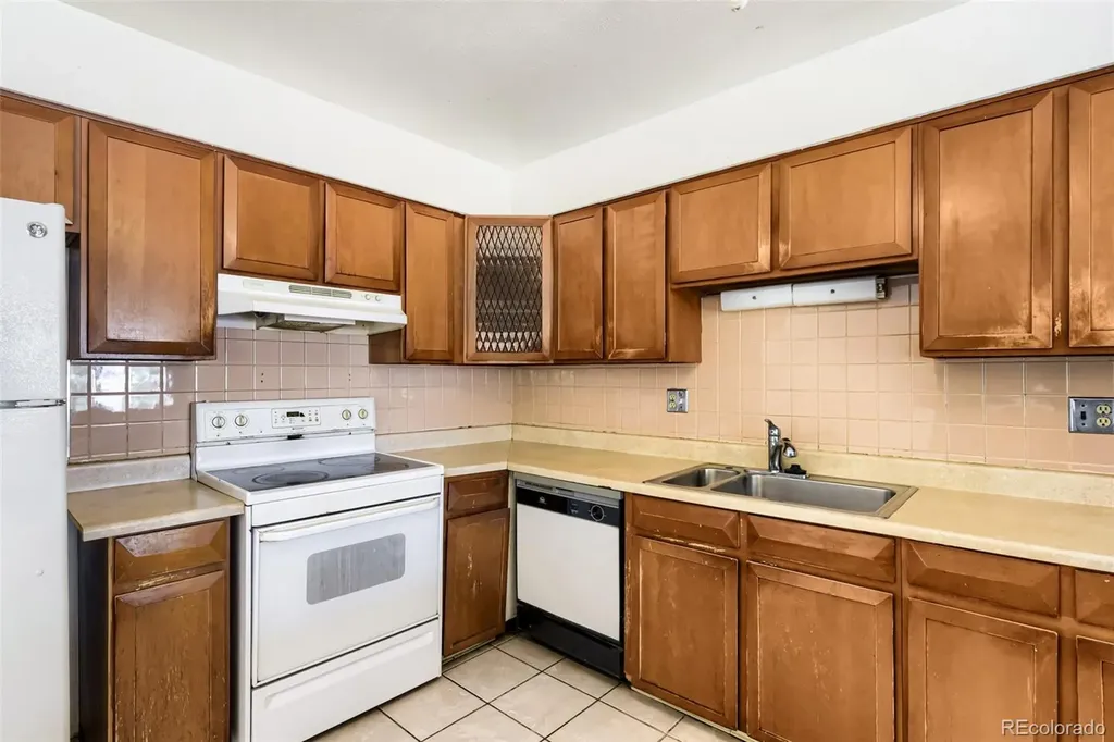 392 S Peoria Circle Aurora CO 80012