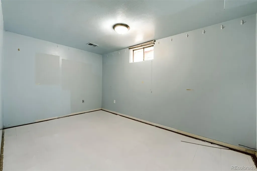 392 S Peoria Circle Aurora CO 80012