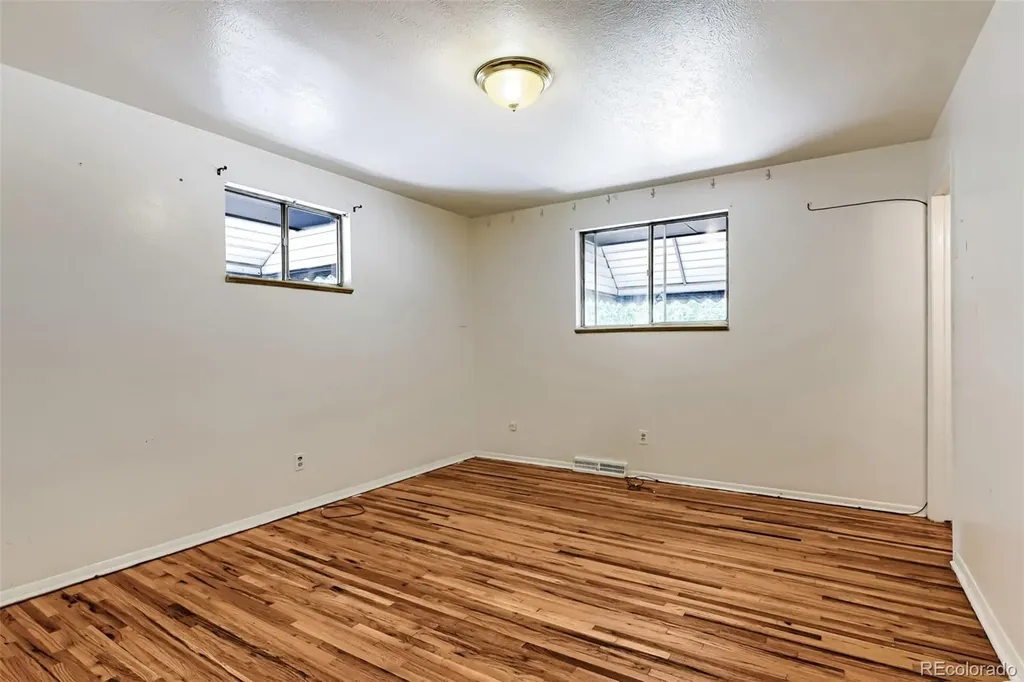 392 S Peoria Circle Aurora CO 80012