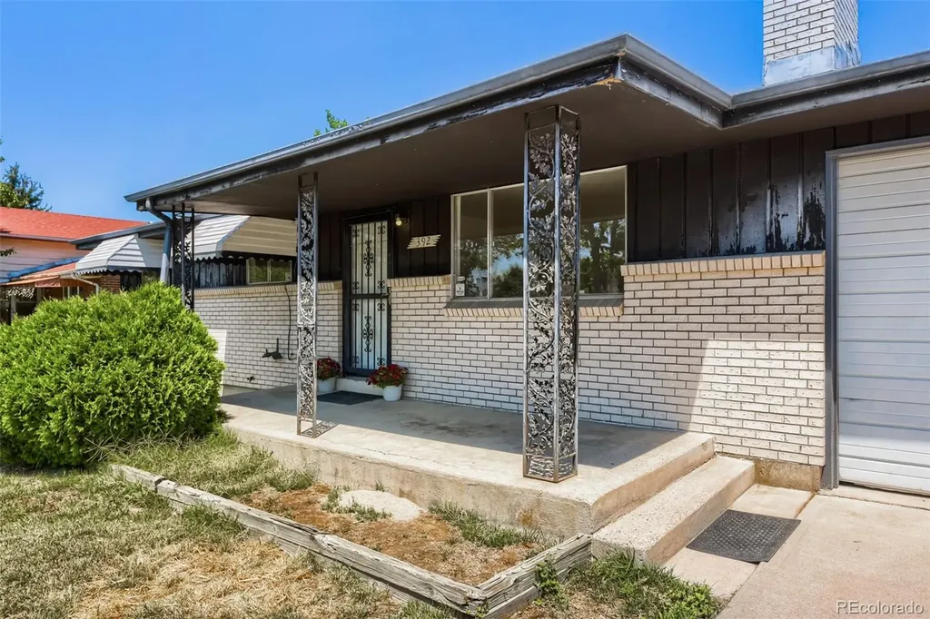 392 S Peoria Circle Aurora CO 80012