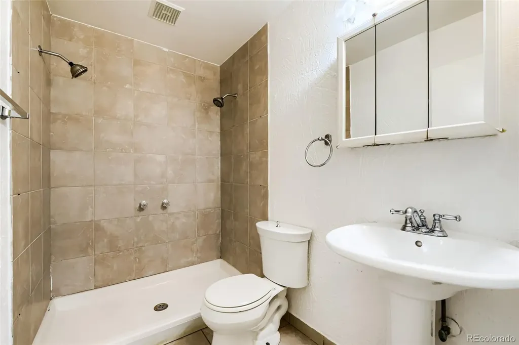 392 S Peoria Circle Aurora CO 80012