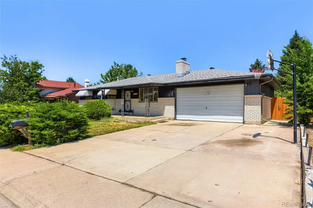 392 S Peoria Circle Aurora CO 80012