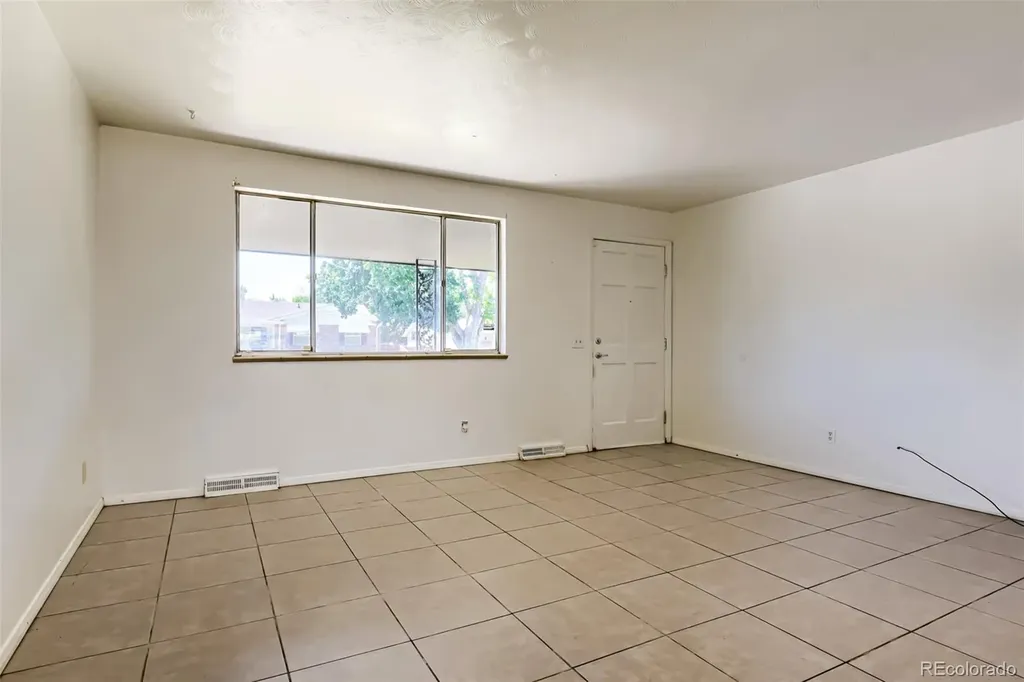392 S Peoria Circle Aurora CO 80012