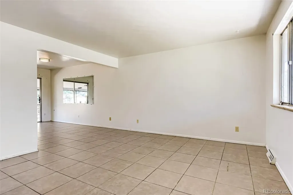 392 S Peoria Circle Aurora CO 80012