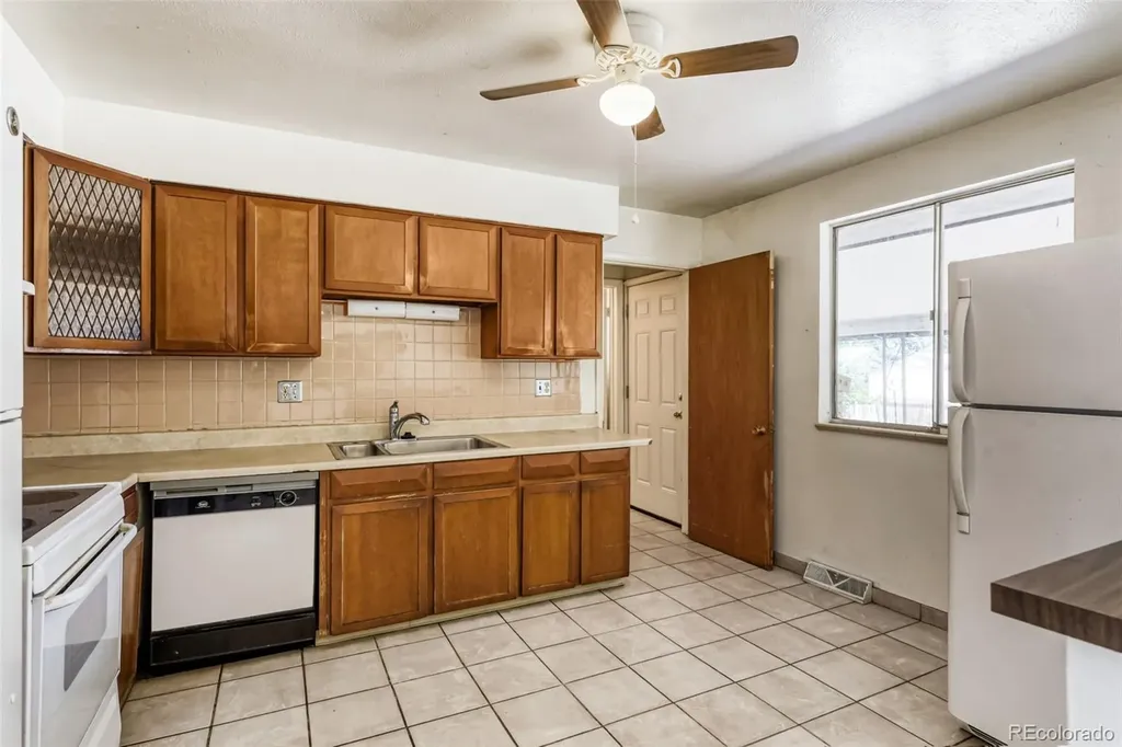 392 S Peoria Circle Aurora CO 80012