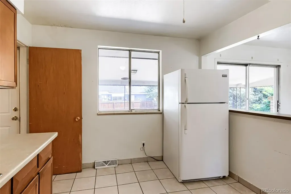 392 S Peoria Circle Aurora CO 80012