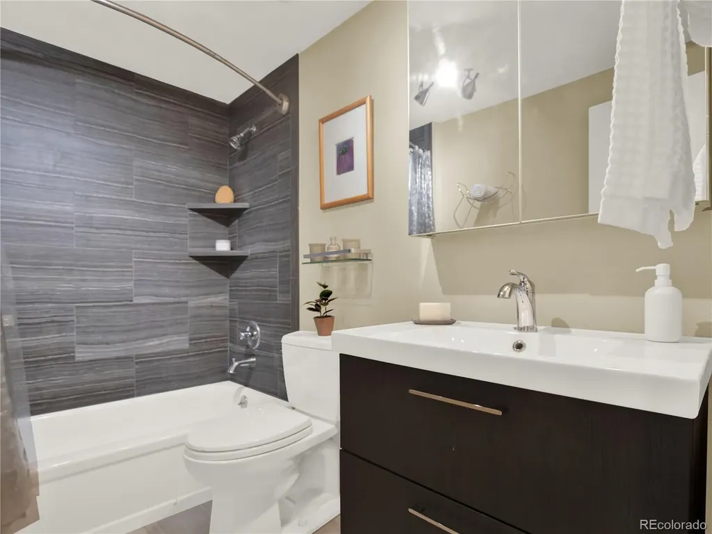 7958 S Roslyn Way Englewood CO 80112