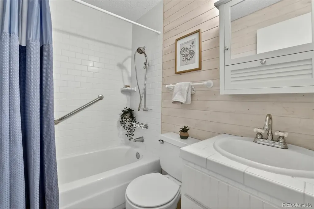 2883 S Locust Street Denver CO 80222