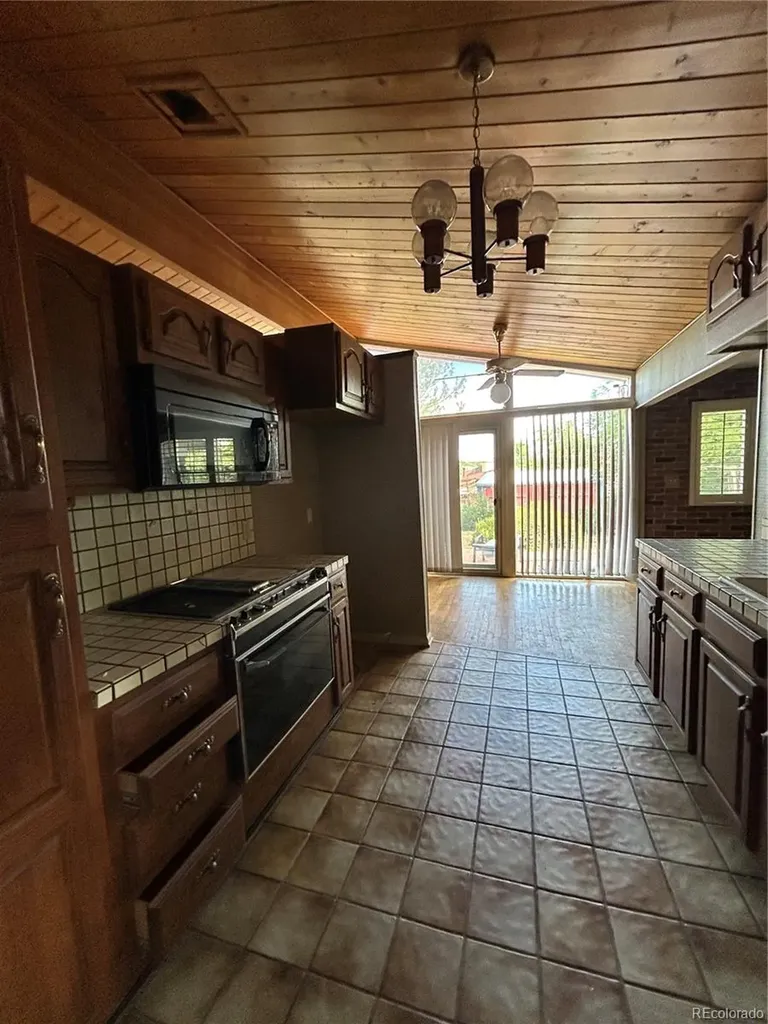 850 W 6th Avenue Broomfield CO 80020