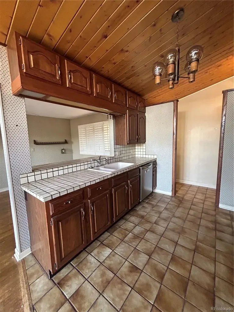 850 W 6th Avenue Broomfield CO 80020