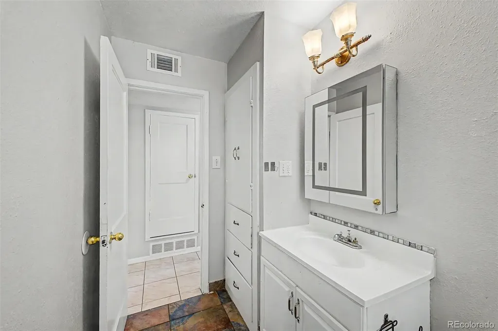 1042 Yuba Street Aurora CO 80011