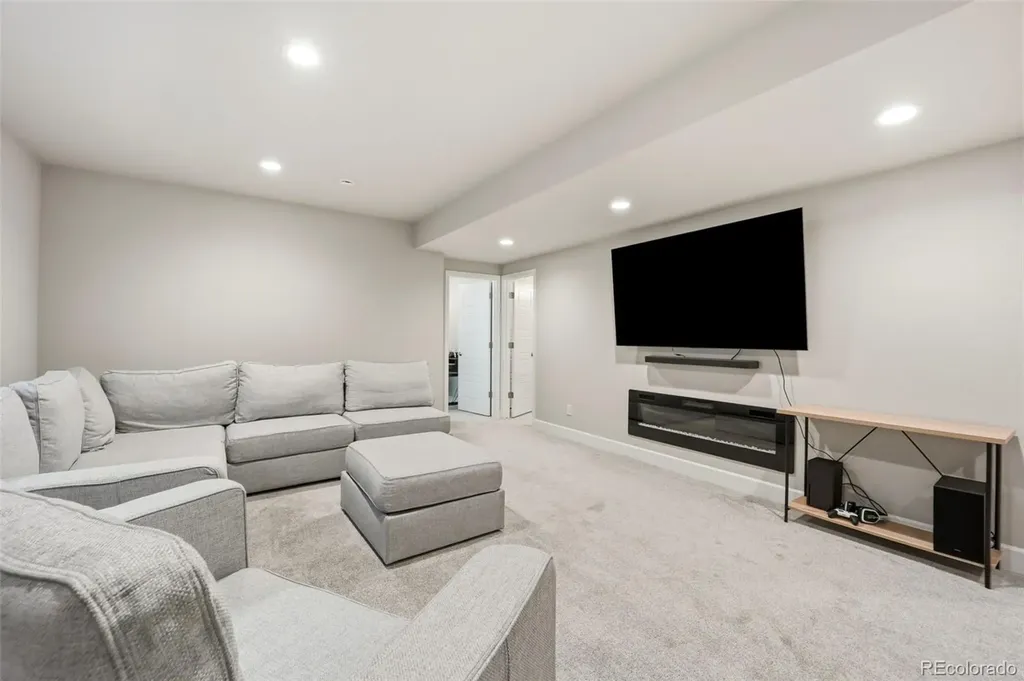 7240 S White Crow Way Aurora CO 80016