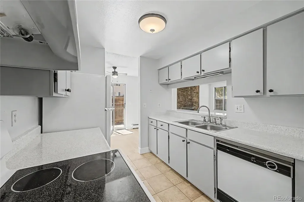21 Newark Street Aurora CO 80012
