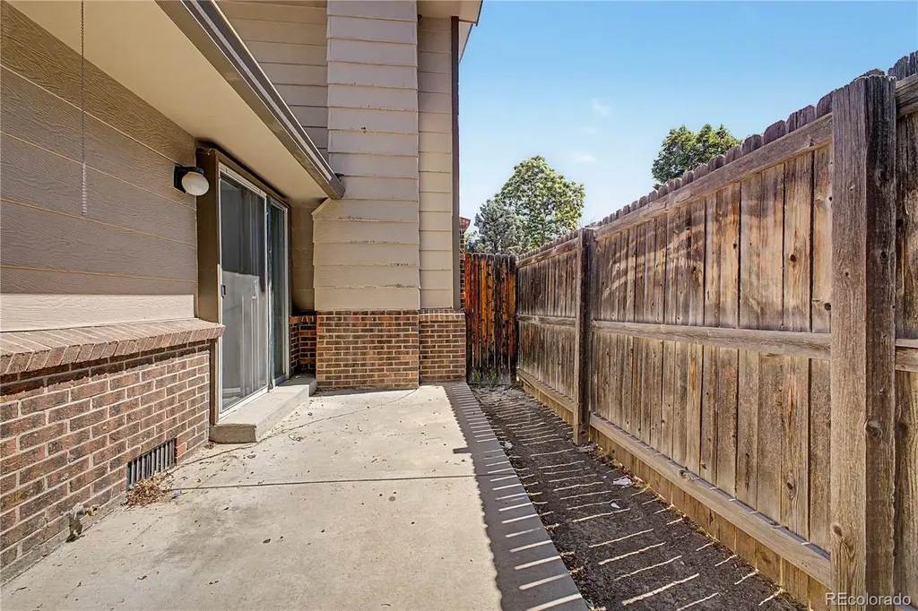 21 Newark Street Aurora CO 80012