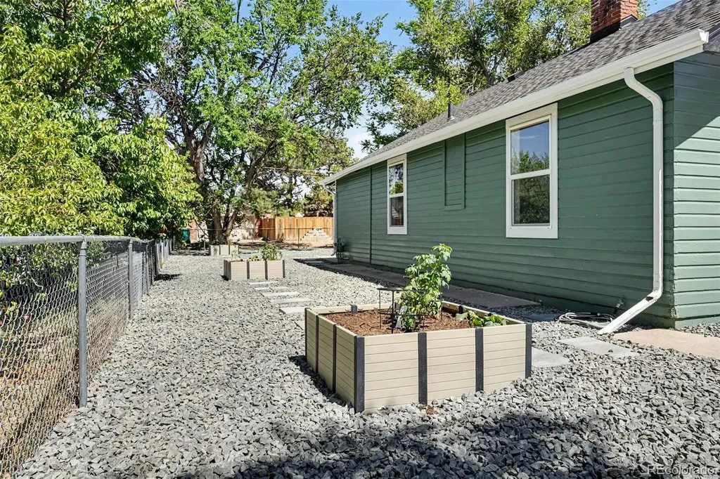 1926 Hanover Street Aurora CO 80010