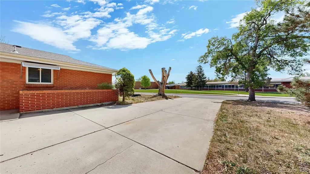 359 Quentin Street Aurora CO 80011
