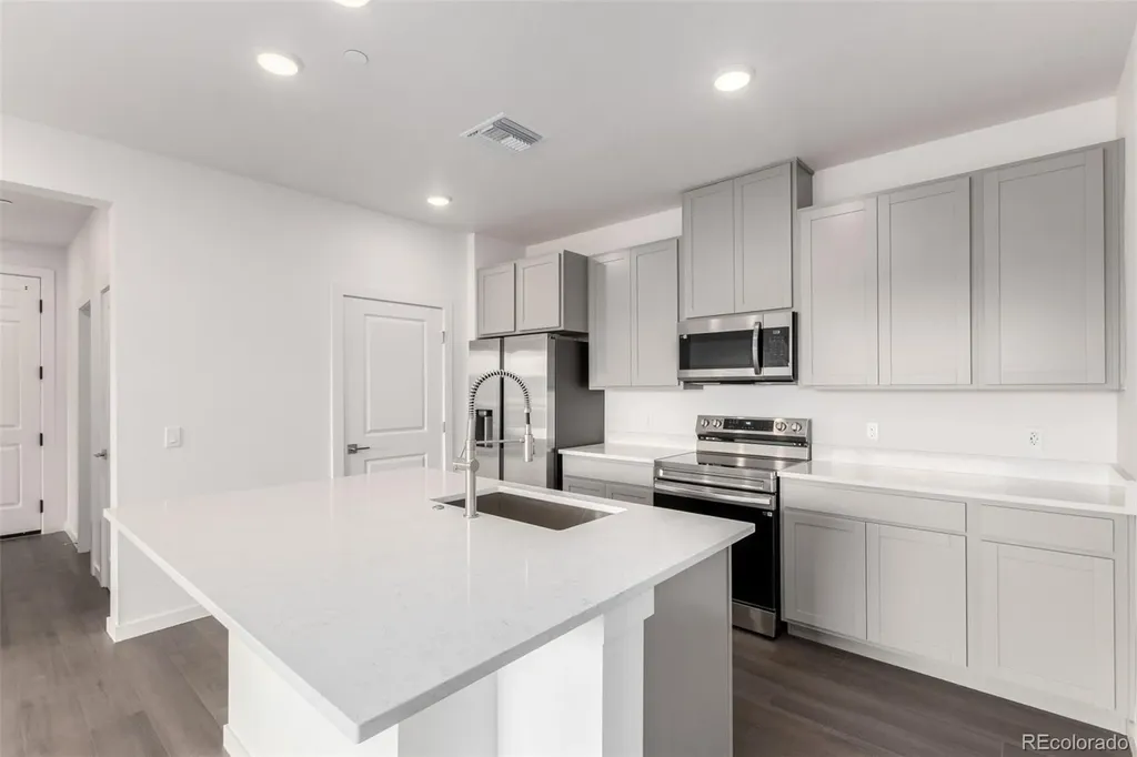 6153 N Ceylon Street Aurora CO 80019