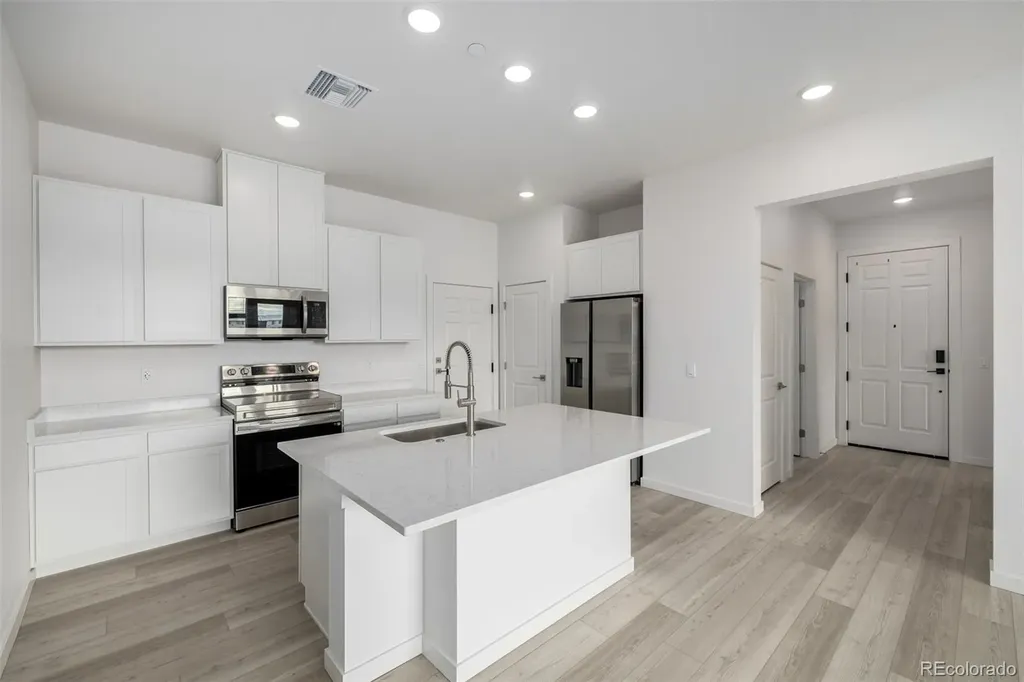 6153 N Ceylon Street Aurora CO 80019