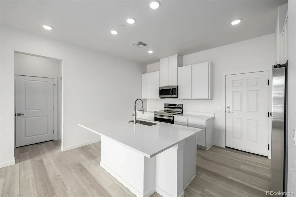 6153 N Ceylon Street Aurora CO 80019
