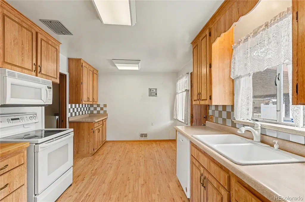 2398 Oakland Street Aurora CO 80010