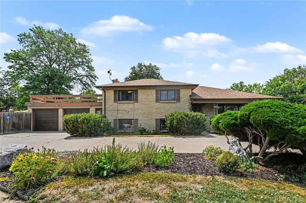 2398 Oakland Street Aurora CO 80010