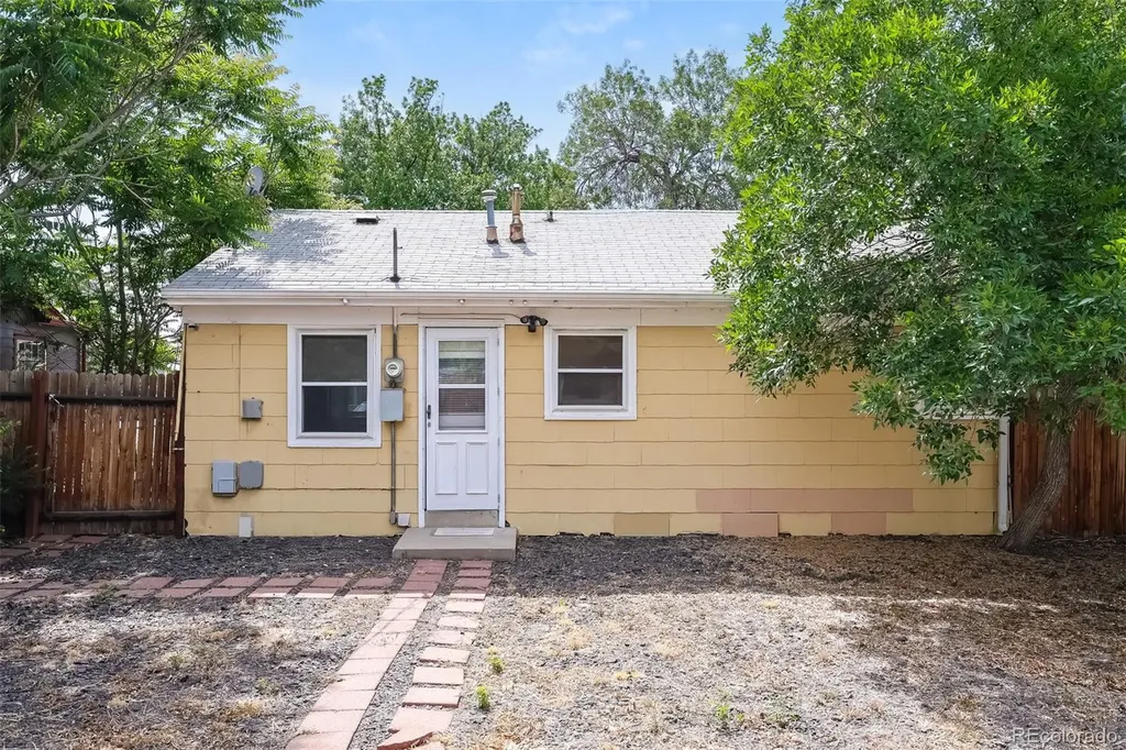 1616 Newark Street Aurora CO 80010