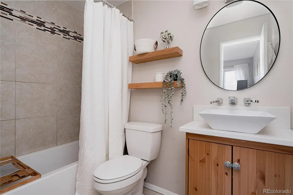 381 S Ames Street Lakewood CO 80226