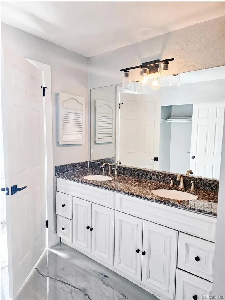 4716 Freeport Way Denver CO 80239