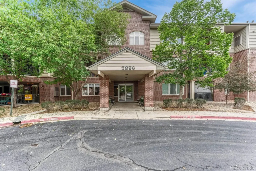 Littleton CO, 2896 W Riverwalk Circle, Unit A204