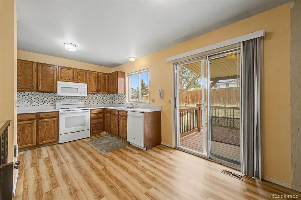 1123 S Lewiston Way Aurora CO 80017